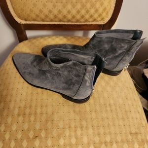Via spaghetti blue suede flat painted toe ankle boots